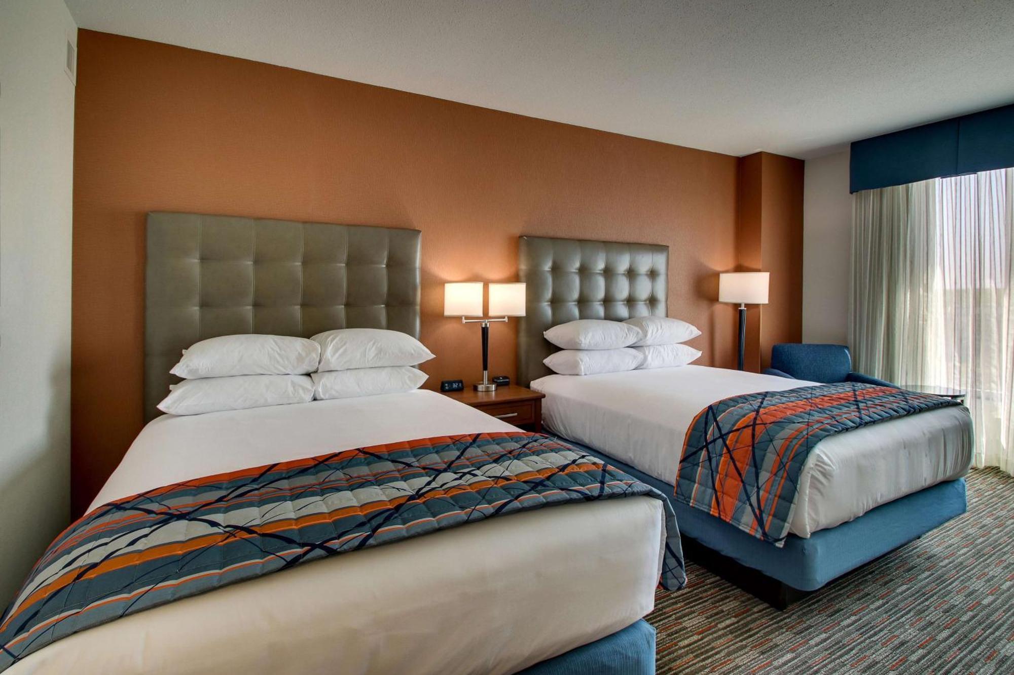 Drury Inn & Suites Iowa City Коралвилл Экстерьер фото